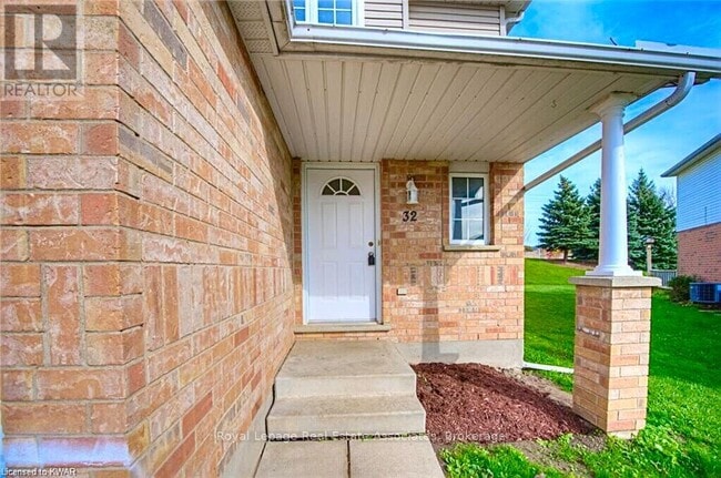 Building Photo - 32 Hackberry St