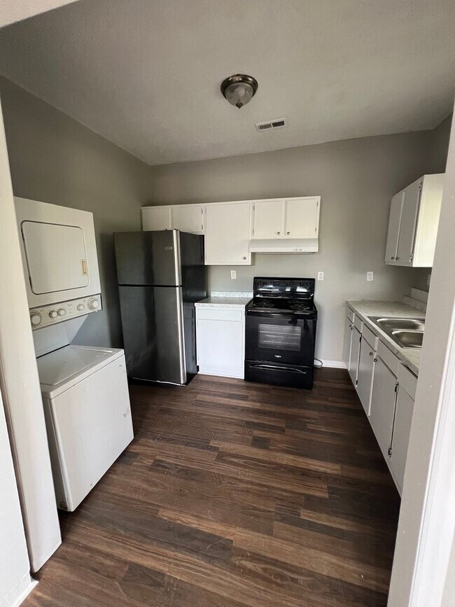Foto del edificio - 3 Bedroom Duplex - Newly Renovated - Downt...