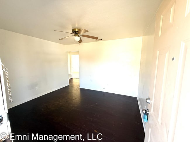 Building Photo - 533 S 56th St