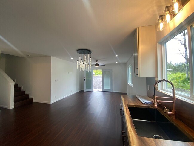 Foto del edificio - 3BR/2BA Two-Story Home in Ainaloa – Fenced & Gated