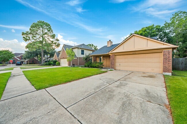 Building Photo - 18178 Holly Green Dr