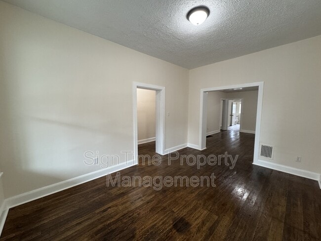 Building Photo - 836 W Washington St