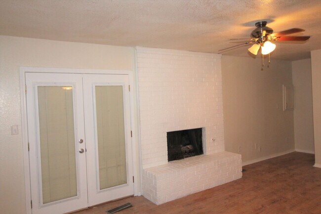 Foto del edificio - 1707-09 Jennifer Circle