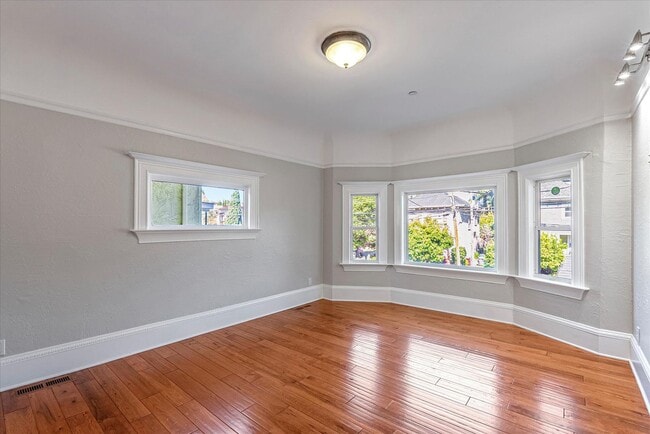 Building Photo - Charming Single-family Home For Rent!