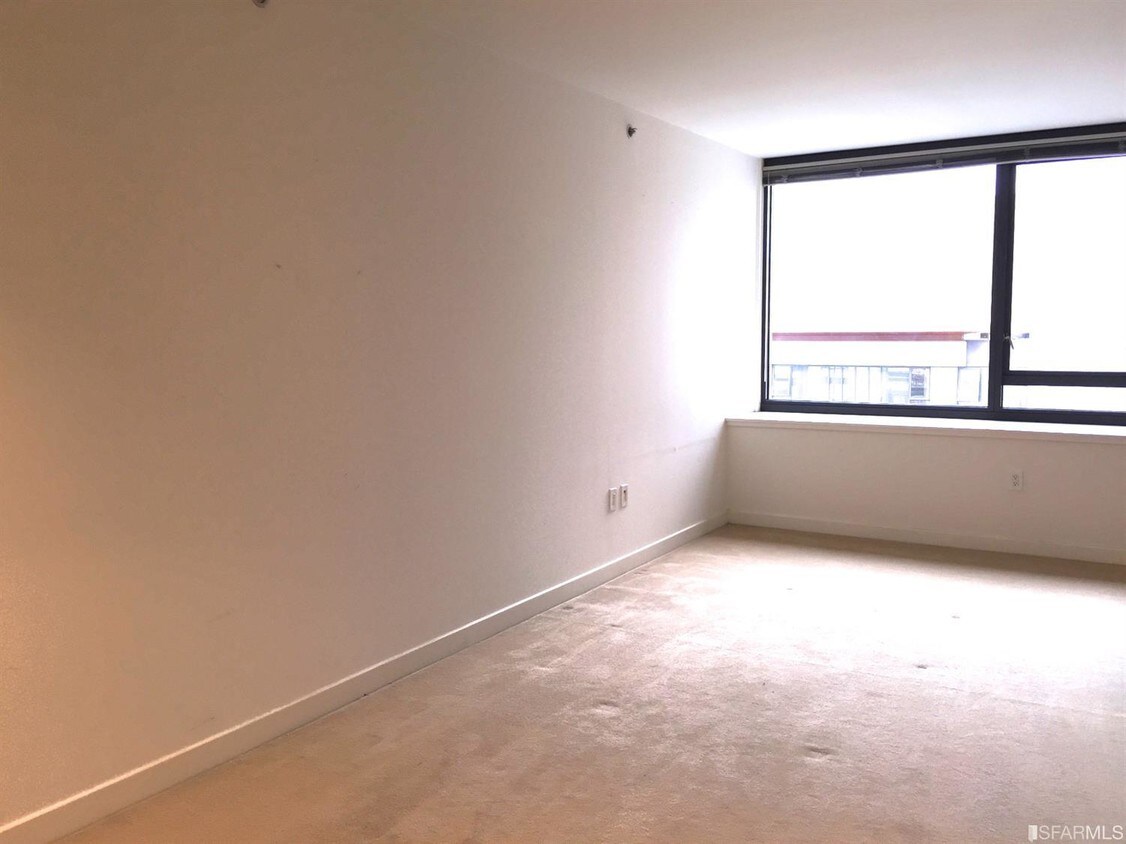 Primary Photo - 250 King St