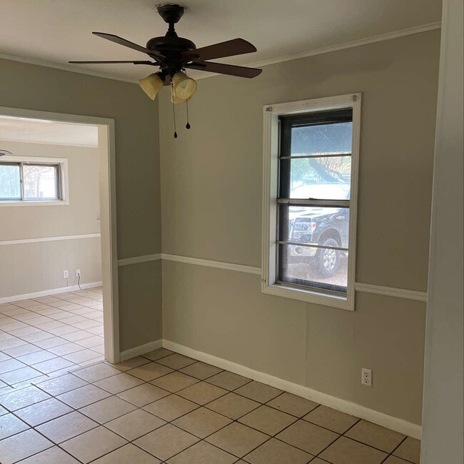 Building Photo - 303 Pelican Dr