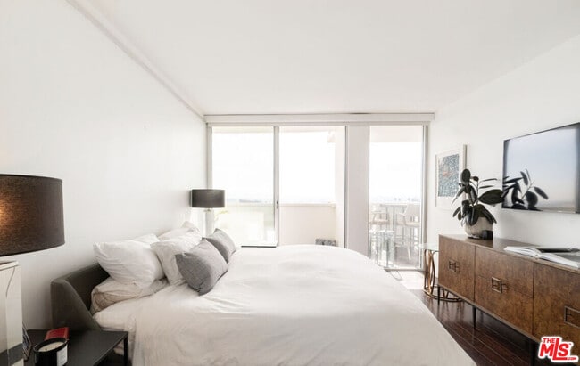 Foto del edificio - 8787 Shoreham Dr