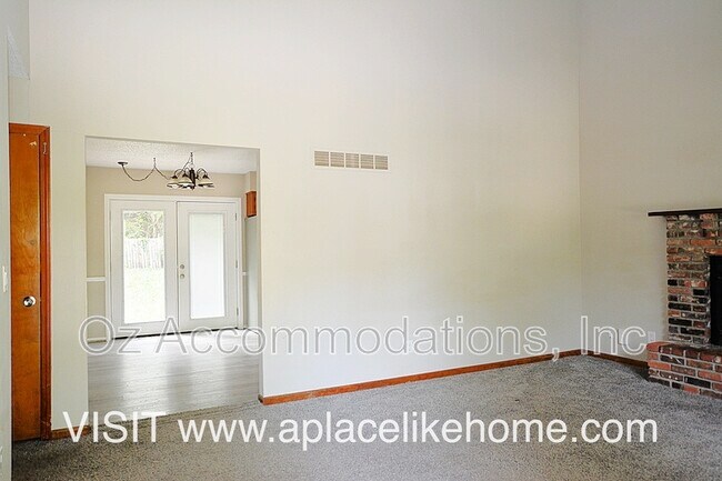 Foto del edificio - 8503 Sarah Ln