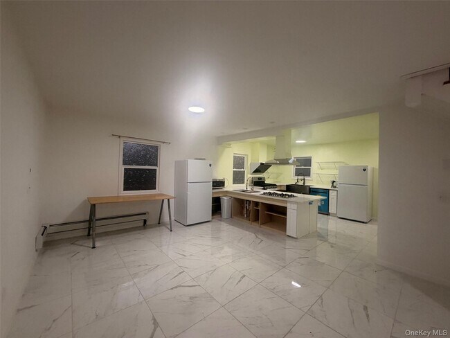 Building Photo - 79 Monhagen Ave