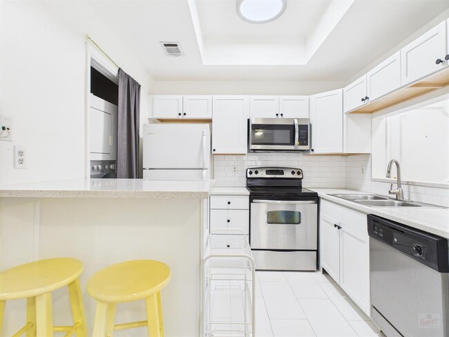 Building Photo - 806 W 24th St
