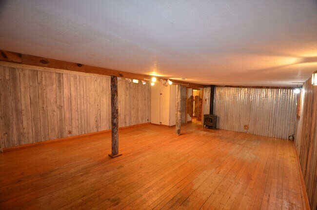 Foto del edificio - Studio! Great Light and Yard! Pets are negotiable!