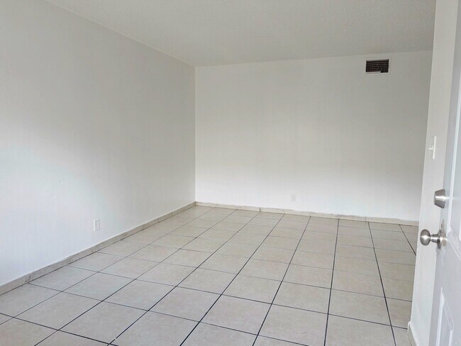 Foto del edificio - 6151 Eaton St