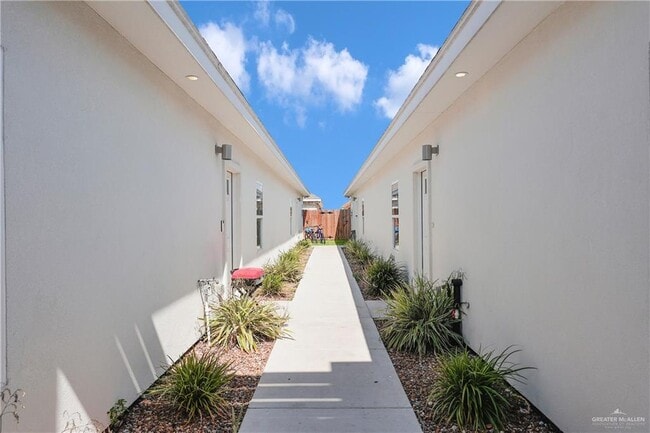 Building Photo - 15 S Dahlia St