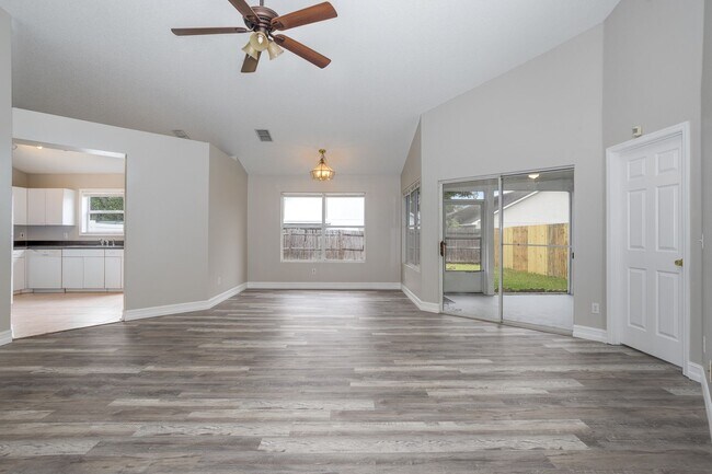 Foto del edificio - Updated 3 bedroom, 2 bath, with loft, scre...