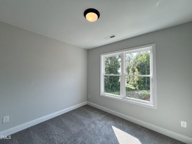 Building Photo - MOVE IN READY -3 Bed, 2.5 Bath 1 car garag...