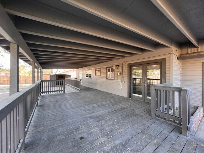 Building Photo - 4 bedroom 1 bath house, 3 car garage, clos...
