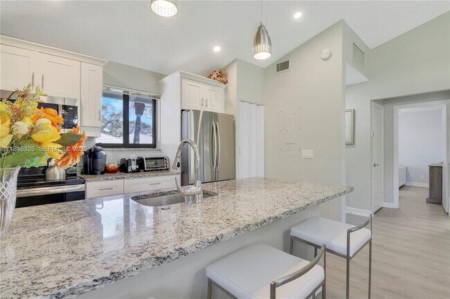 Foto del edificio - 105 Club Dr