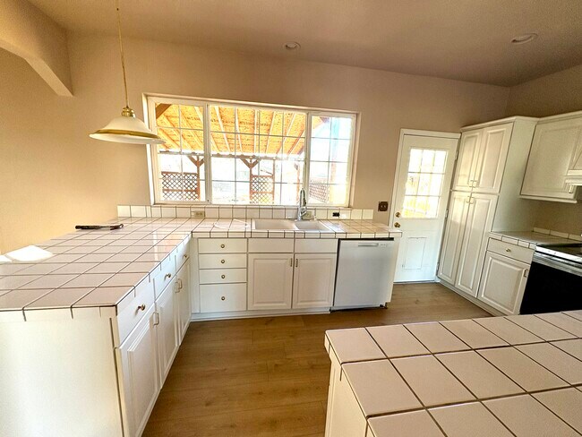 Foto del edificio - 1465 Central Ave