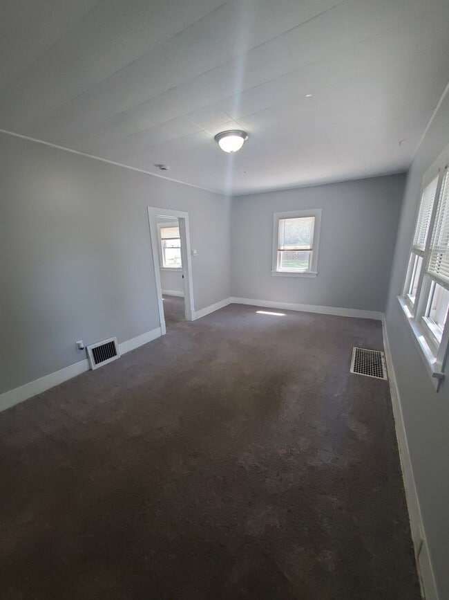Building Photo - 2 Bedroom 1 Bath in Bettendorf with Attach...
