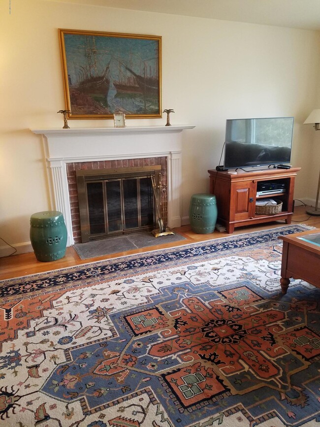 Foto del edificio - 33 Long Meadow Rd