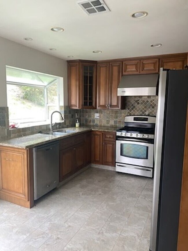 Building Photo - SFR for Rent close to the Beach