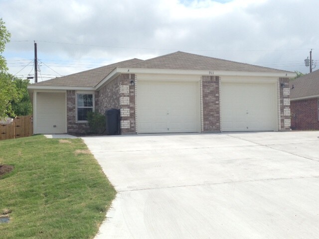Primary Photo - 911 Rosewood Dr