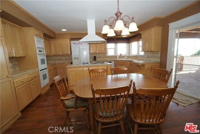 Building Photo - 2401 Robalo Ave