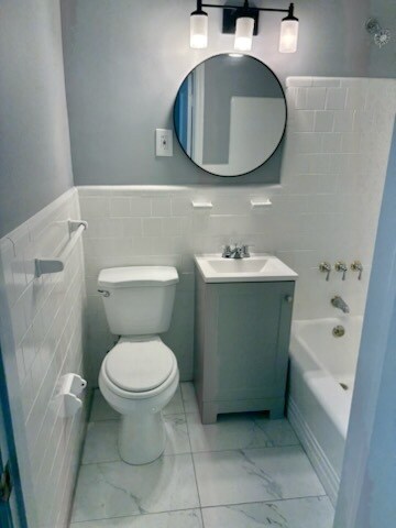 Baño recientemente actualizado con tocador, espejo e iluminación. - 4008 Hilton Rd