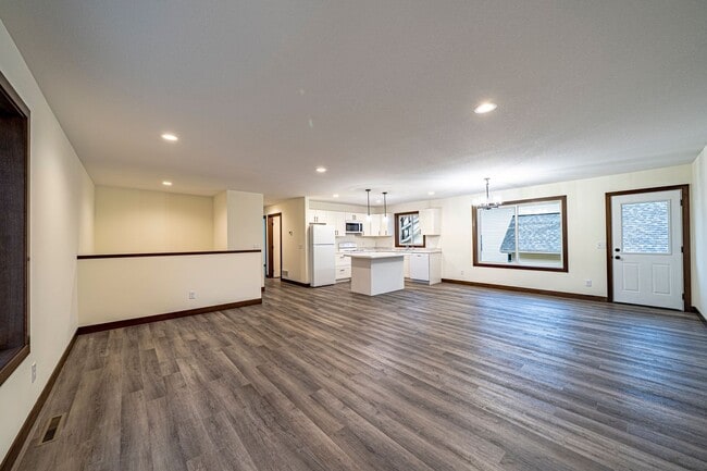 Building Photo - Brand New 5 Bedroom Duplex Unit!