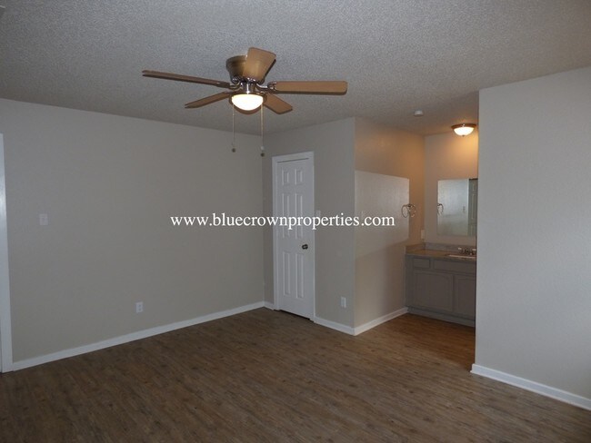 Foto del edificio - 1300 N Creek Dr