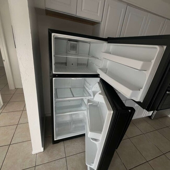 Building Photo - FORT MYERS ** 2 BED-1 BATH UNFURNISHED FIRST FLOOR APARTMENT AVAILABLE FOR A LONG-TERM TENANT ** ...