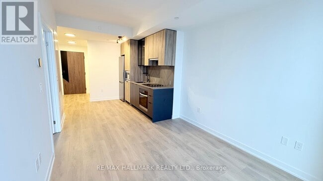 Building Photo - 1037 The Queensway