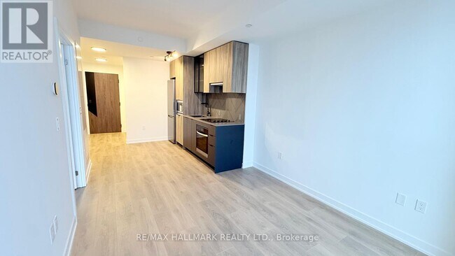 Photo du bâtiment - 1037 The Queensway