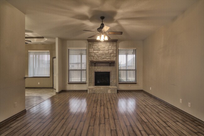 Foto del edificio - Regency Pointe Addition- Community Pool- 3169  Sq. Ft. Home - Large Safe Room- Edmond Schools