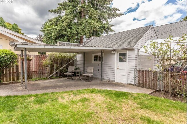 Building Photo - 7505 SE Milwaukie Ave