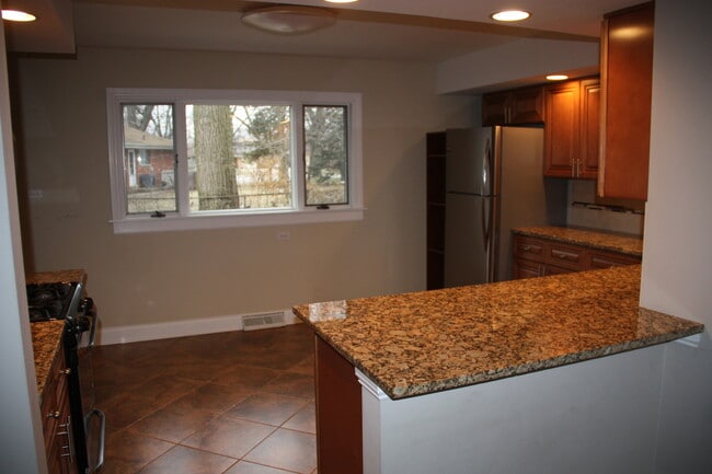 Building Photo - 402 E Atwater Ave