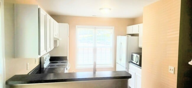 Building Photo - 6001 Mullens Dr