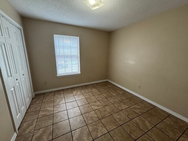 Building Photo - This 3-bedroom, 1.5-bath home in Russellville, AR