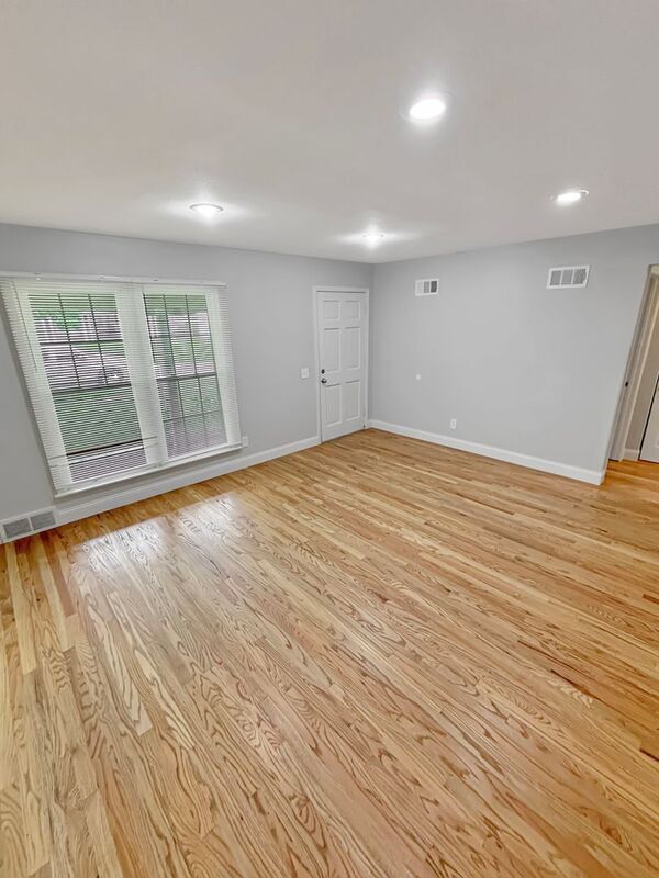 Foto del edificio - 240 Birchlawn Dr