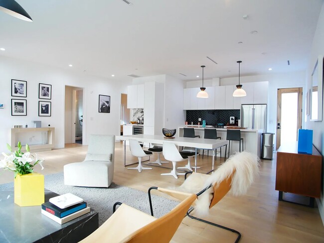 Building Photo - 3744 Somerset Dr