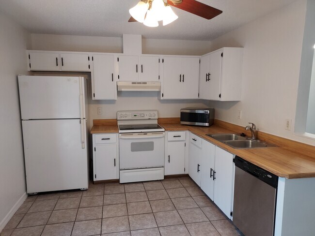 Building Photo - 196 W Sandalwood Ct