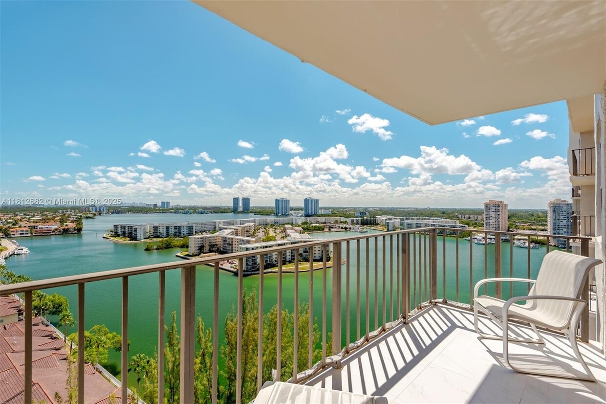 Foto principal - 18151 NE 31st Ct