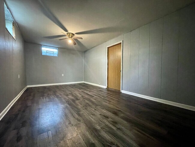 Foto del edificio - Enormous 7 bedroom 2 bathroom house!!