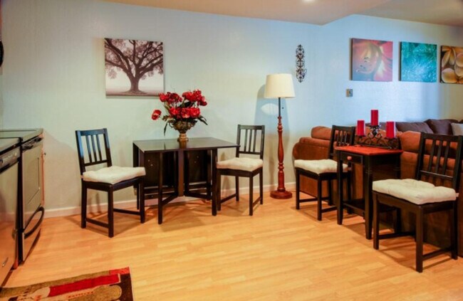 Foto del edificio - 624 McCall Ave