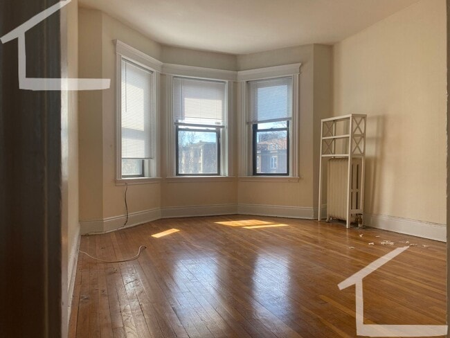 2BR 1Bth unit. Heat/Hot Water included. Great location! - 2BR 1Bth unit. Heat/Hot Water included. Great location! House