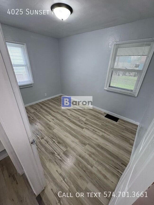 Building Photo - 4025 Sunset Pl