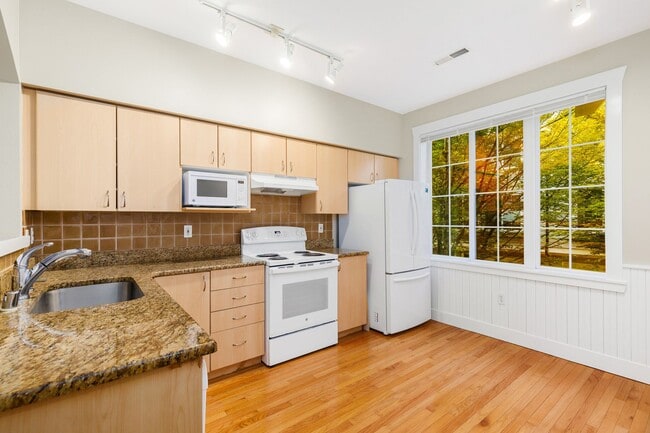 Building Photo - Beautiful 2 Bedroom Townhouse in Taluswood...