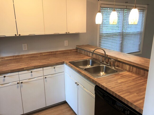 Building Photo - Welcome to the 2 Bed 2 Bath Bottom Floor C...