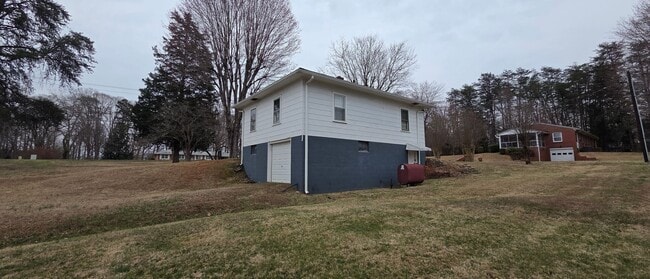 Building Photo - Cute little ranch with screened porch
