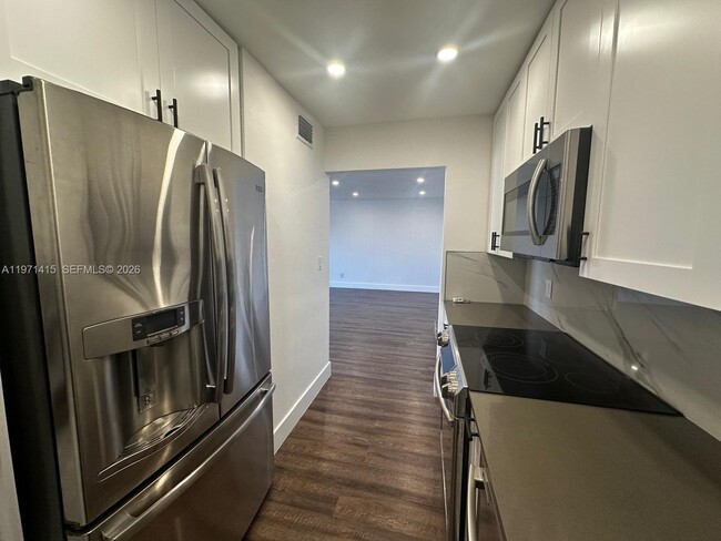 Foto del edificio - 770 NE 128th St